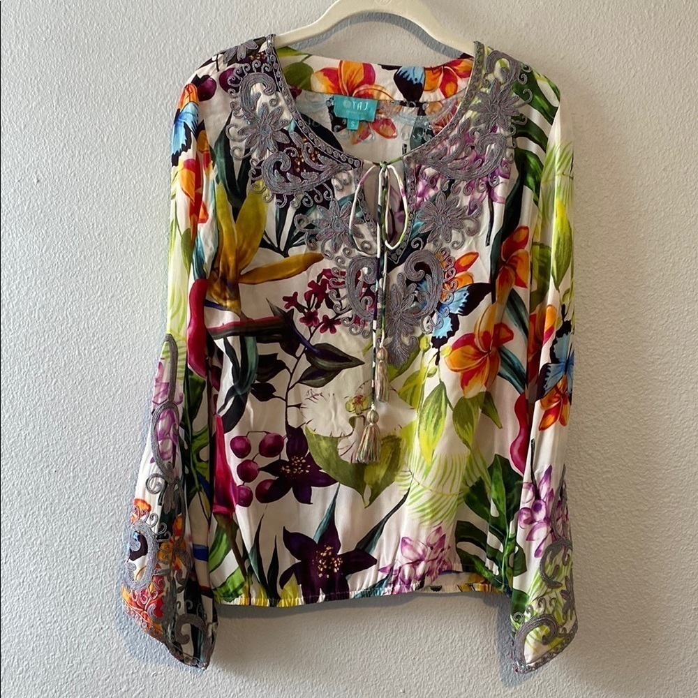 Silk blouse
TAJ by Sabrina Crippa